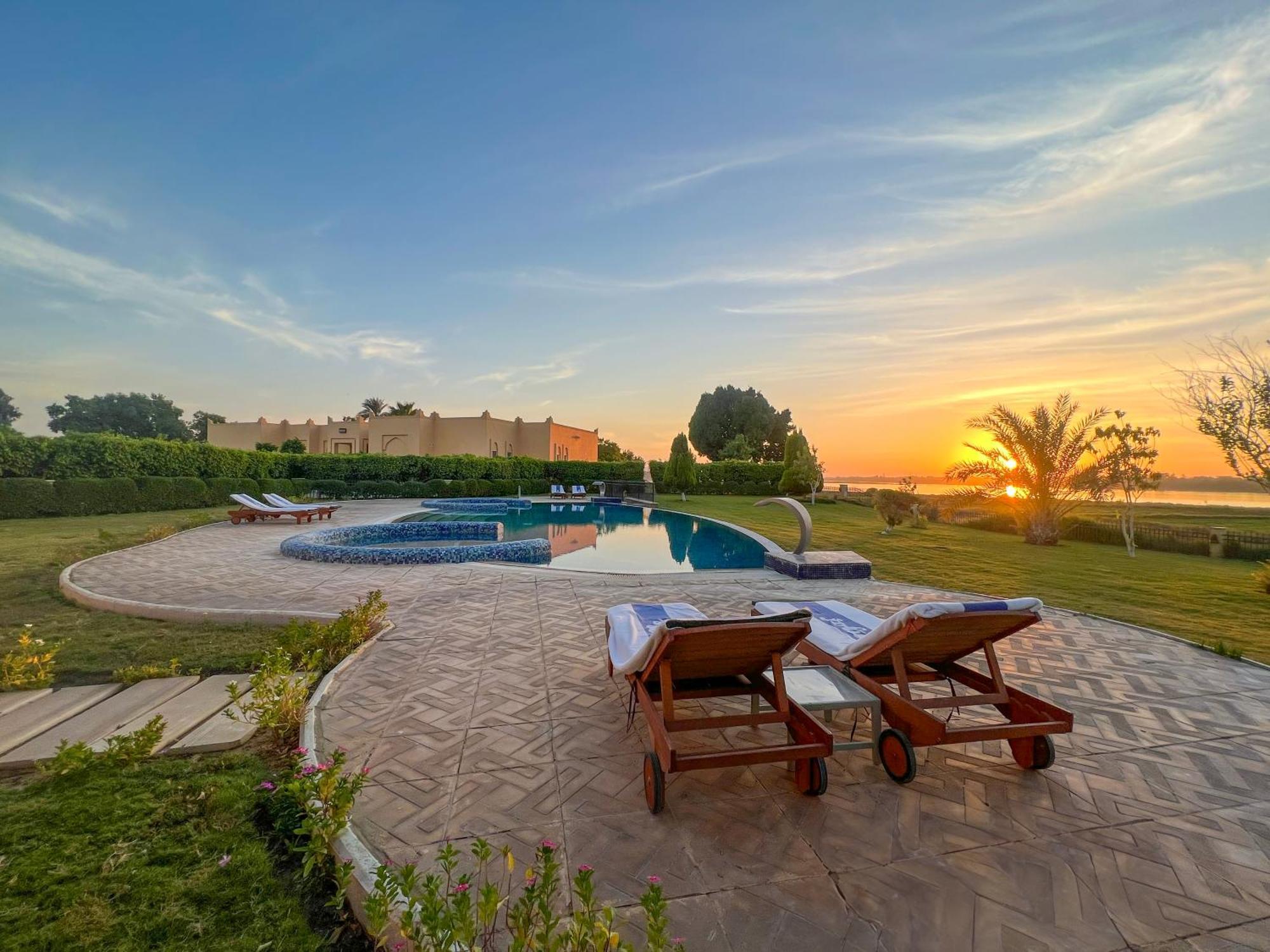 Jolie Ville Hotel & Spa Kings Island Luxor Buitenkant foto The pool at the resort