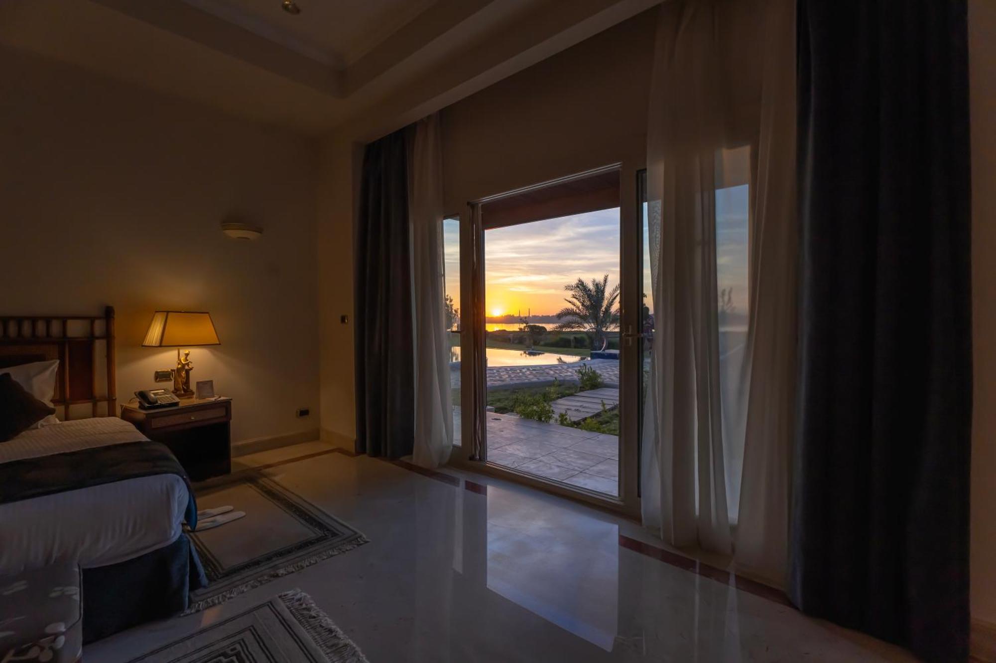 Jolie Ville Hotel & Spa Kings Island Luxor Buitenkant foto Sunset view from a bedroom