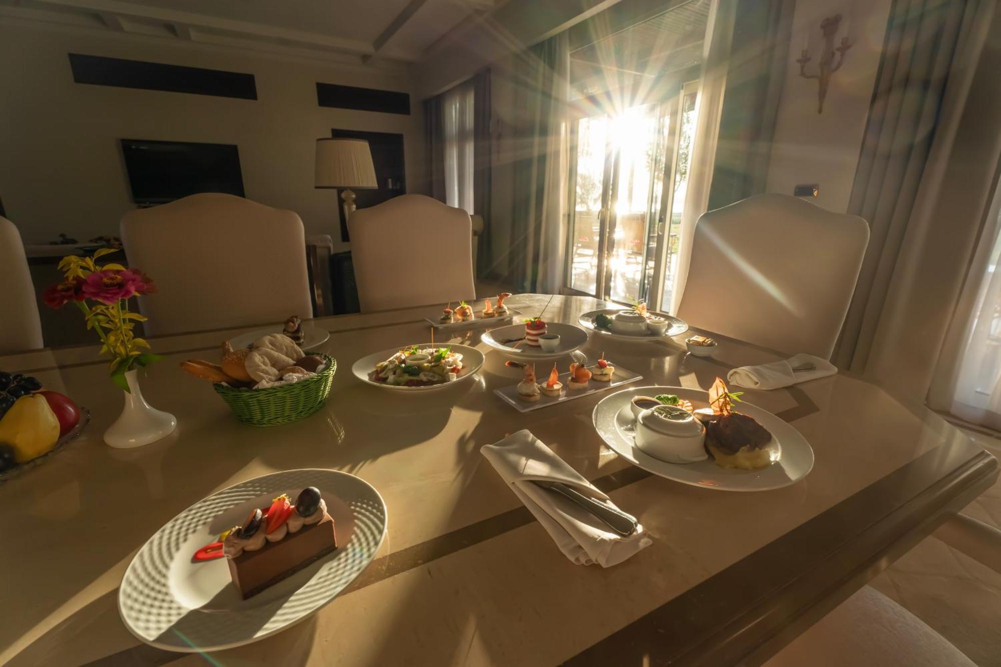 Jolie Ville Hotel & Spa Kings Island Luxor Buitenkant foto A table set for a meal
