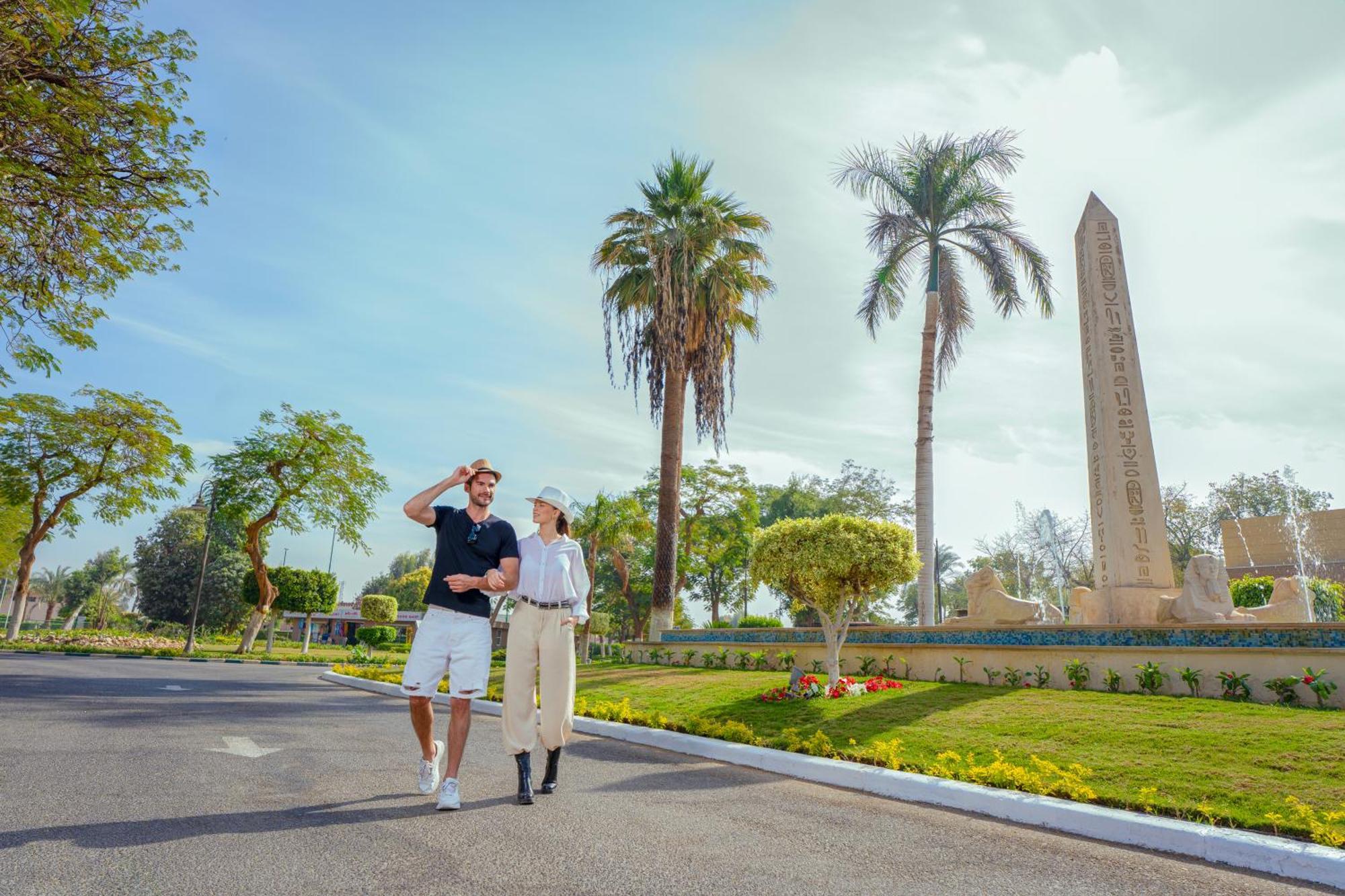 Jolie Ville Hotel & Spa Kings Island Luxor Buitenkant foto Obelisks of the Royal Guard