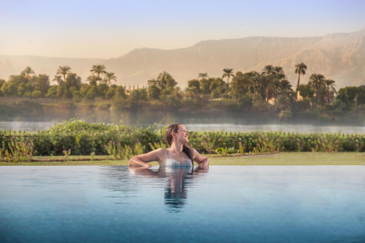 Jolie Ville Hotel & Spa Kings Island Luxor Buitenkant foto A woman bathing in the Nile River