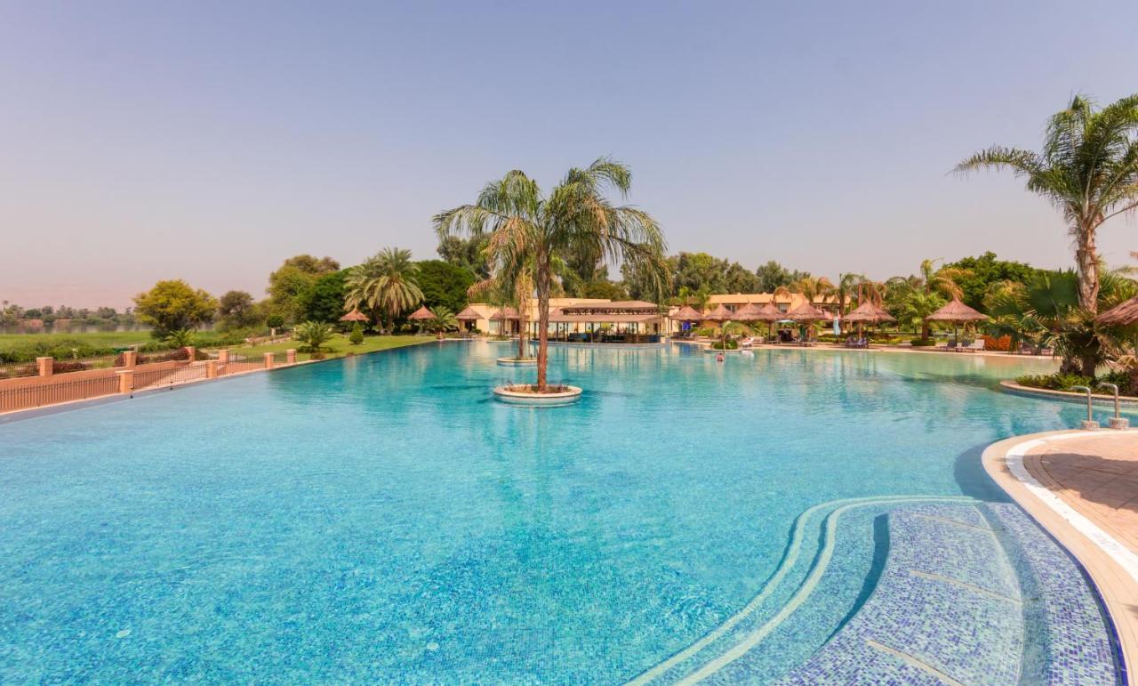 Jolie Ville Hotel & Spa Kings Island Luxor Buitenkant foto The swimming pool at the resort
